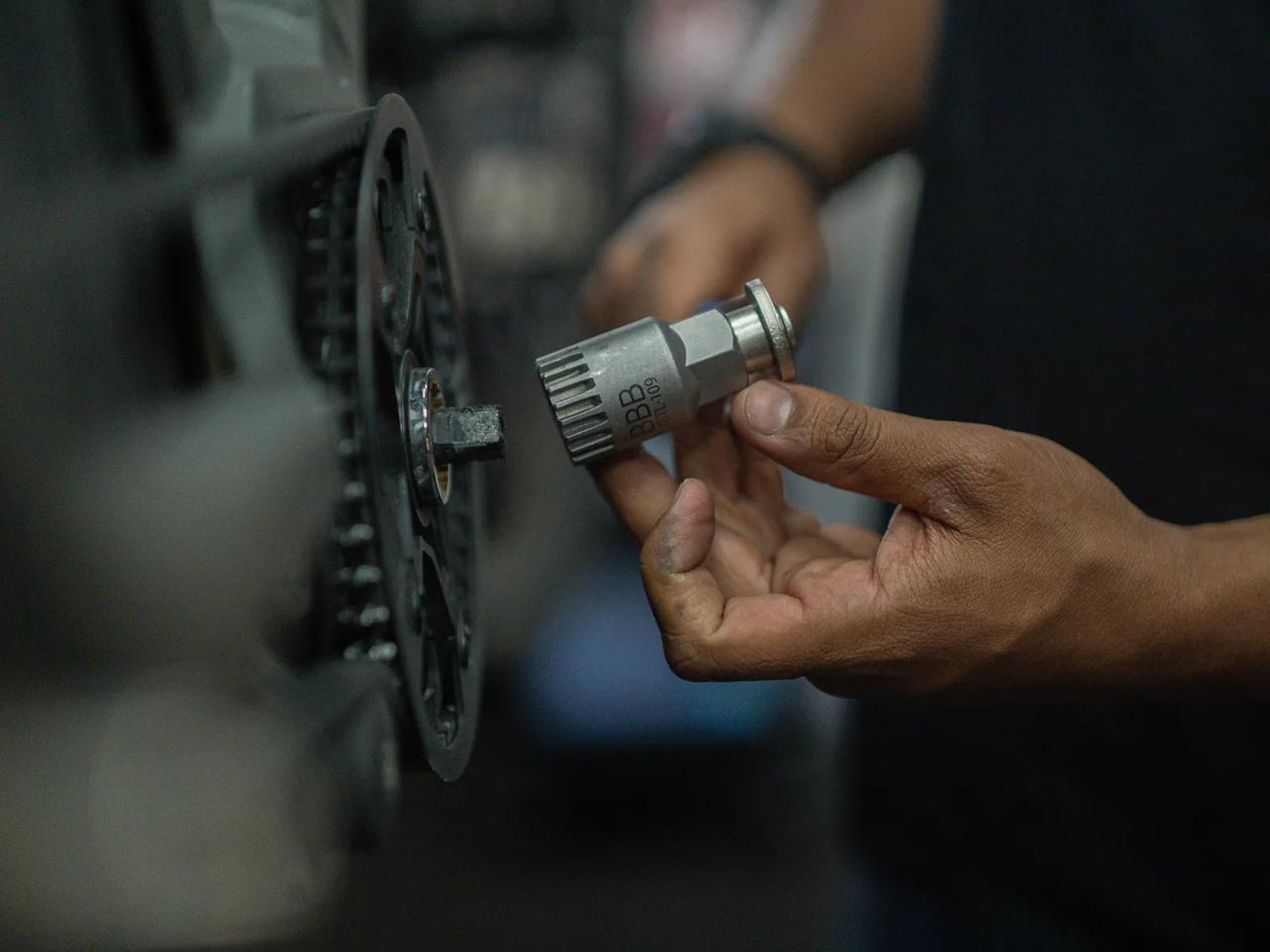 BracketPlug Bottom bracket tool